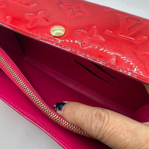 GUC Preowned Louis Vuitton Red Vernis Sarah Wallet - Picture 9 of 11